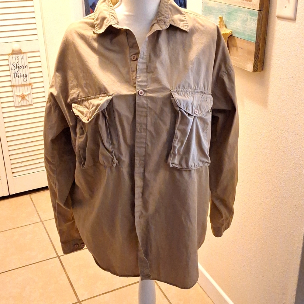Columbia Sz. Lg tan shirt